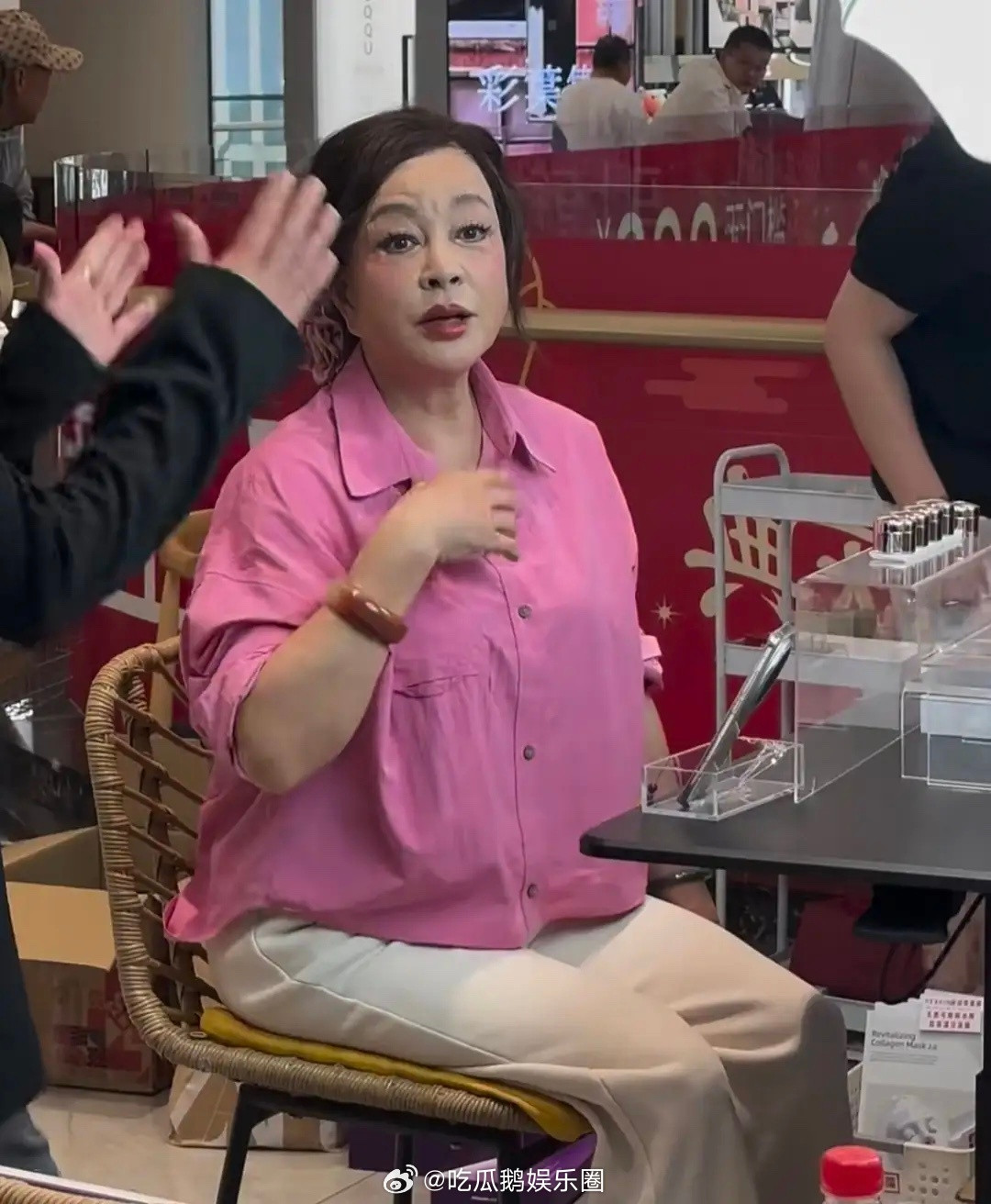76岁刘晓庆在海南三亚免税店直播带货被偶遇，她真人看起来比电视里苍老好多，脸上的
