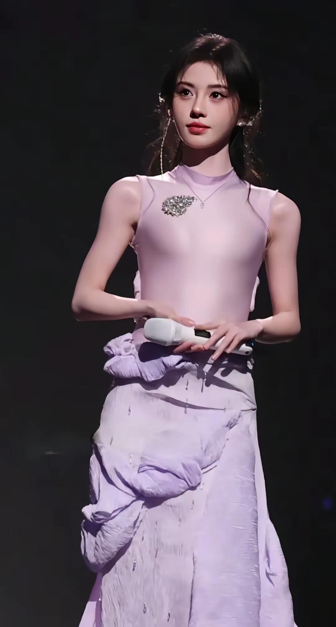 鞠婧祎颜值还是很不错，但这个身材也太平板吧。以前她没穿过这么贴身的衣服吧，身材修