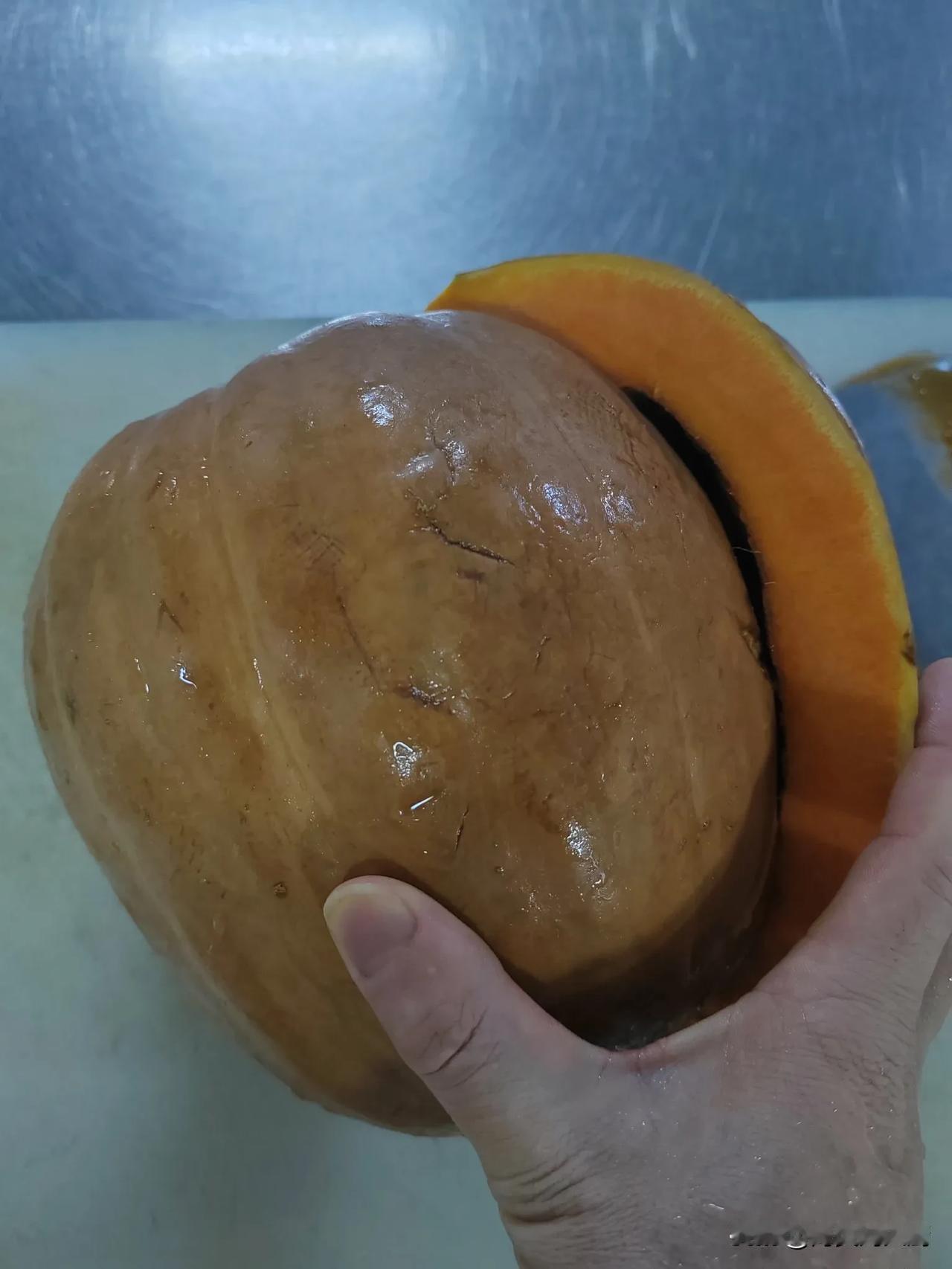 一肚子坏水的南瓜你们见过吗?我真是长见识了。吃过晚餐，习惯性的准备一下第二天的早