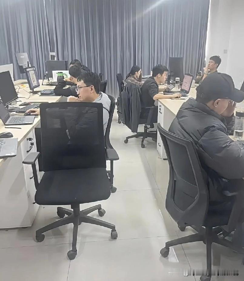 昨天下午3点多办结了一名员工的离职手续，对方天真的当着全办公室的同事问我：现在是