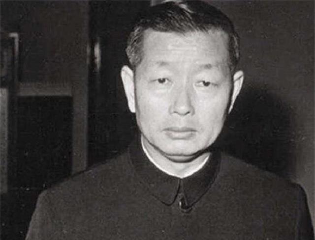1971年7月10日，摩洛哥国王的生日庆典上，突然闯入一群士兵，对着宾客们进行无