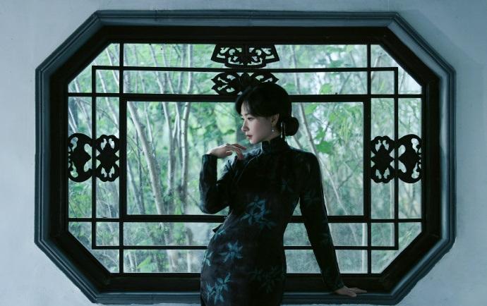 最近万茜拍摄了一组很美的大片，看上去格外的优雅，尽显东方女性的古典风韵。她这