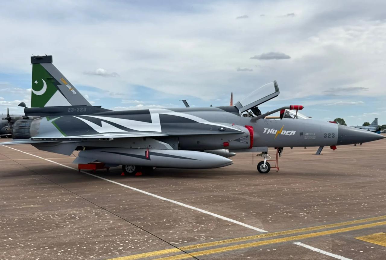 英国皇家空军现场大赞巴铁空军的JF-17出口版枭龙。巴铁空军派遣了自己的枭龙战
