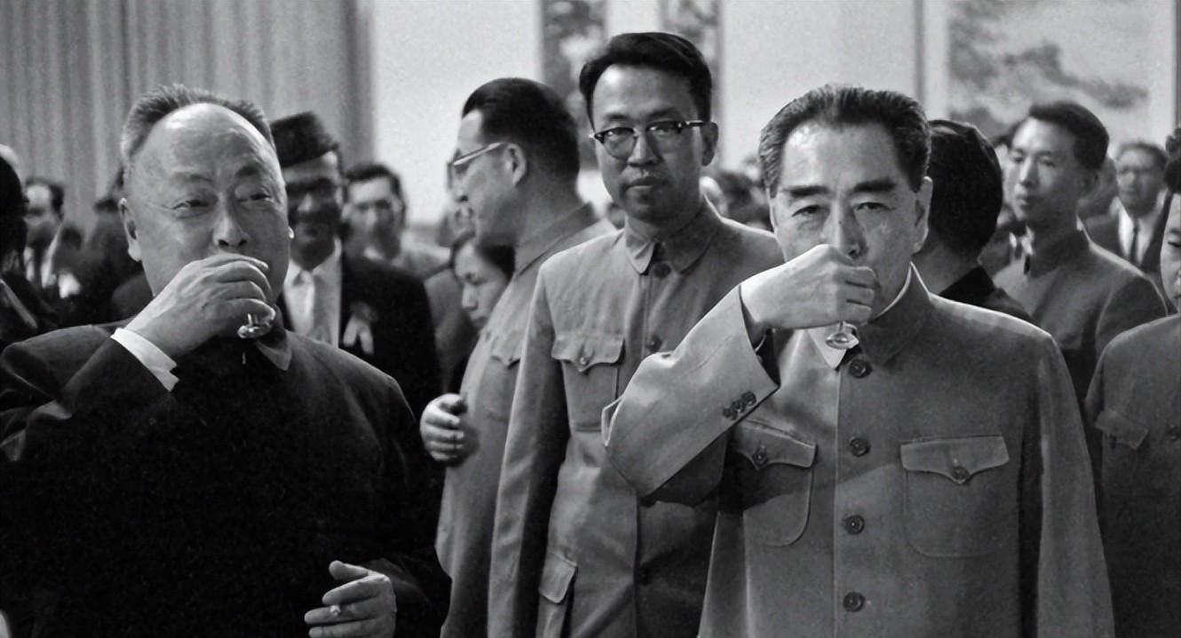 1964年，陈毅突然阴沉着脸，神情严肃地对秦基伟说道：“你这个军区司令，怕是干不