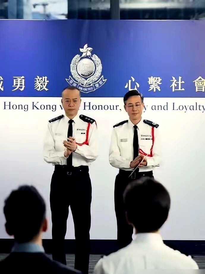 66岁欧阳震华和古天乐同框拍新片，瘦到双颊凹陷，网友第一反应：这是AI生成的吧？脸瘪了，气色暗沉。经