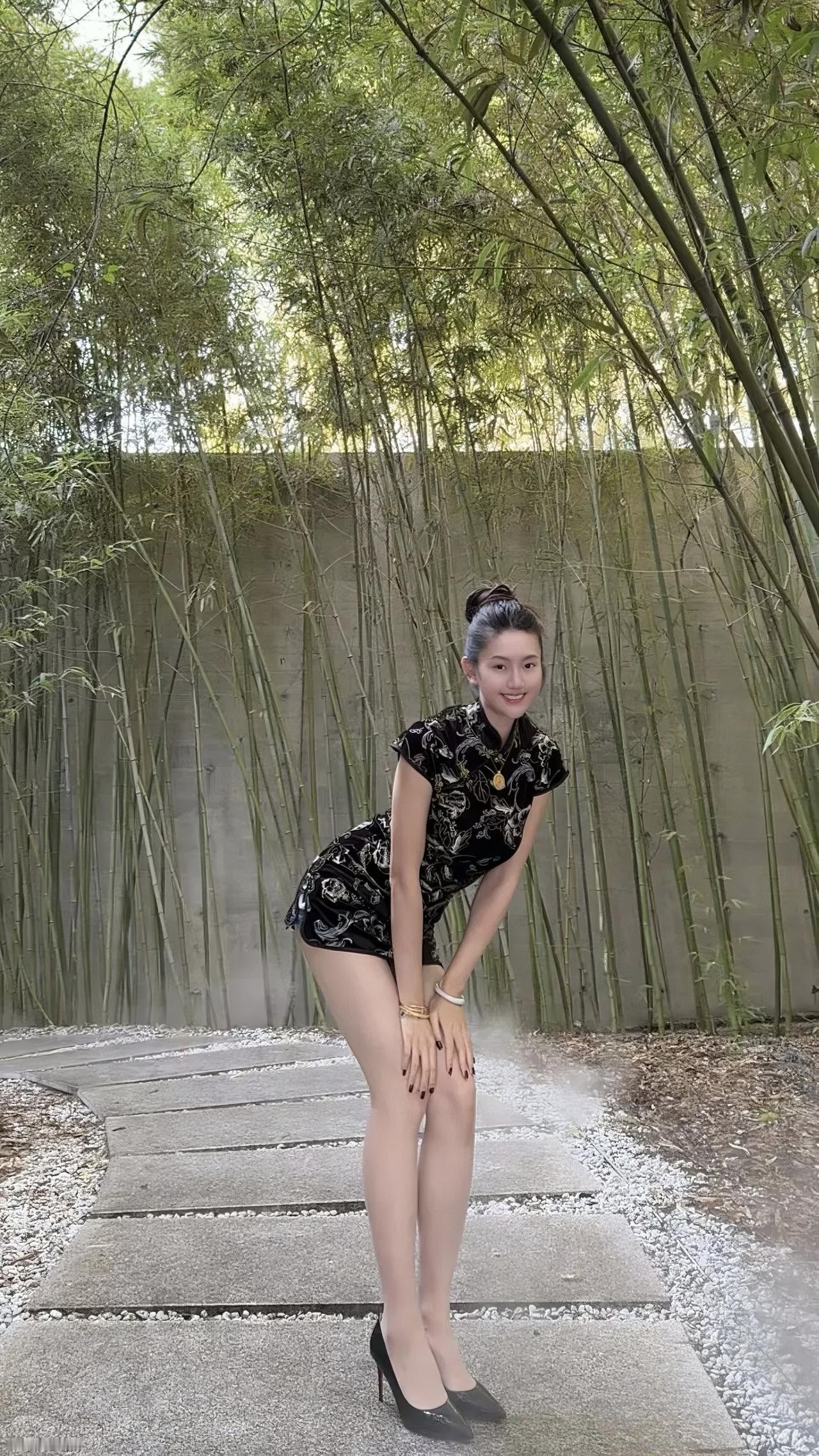竹林间的中式韵味一袭黑底花纹短旗袍，藏着中式美学的灵动～竹林小径的绿意衬着
