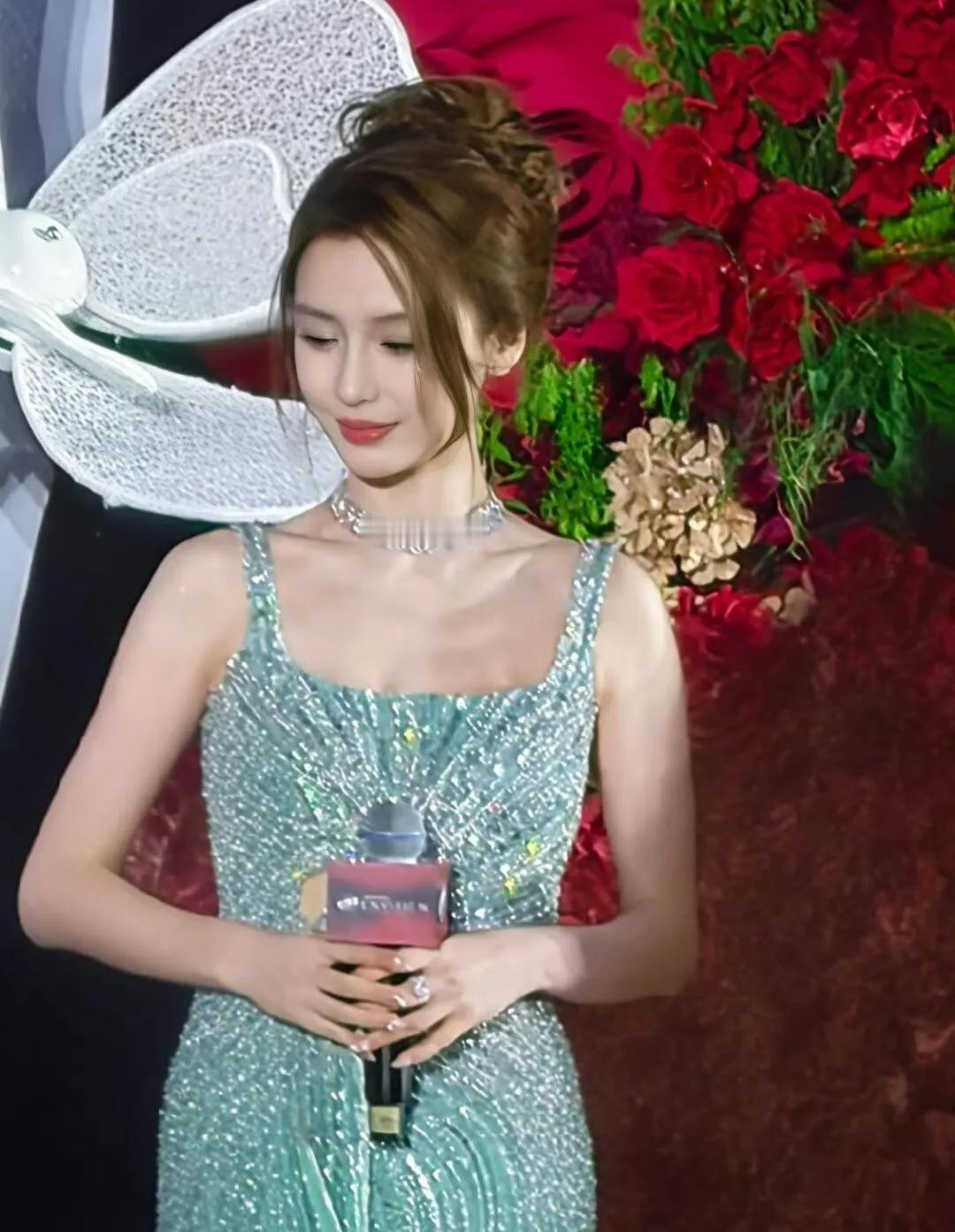baby杨颖神颜再现，今天是深深发光的女神啊！这么近的距离，我仿佛已经闻到