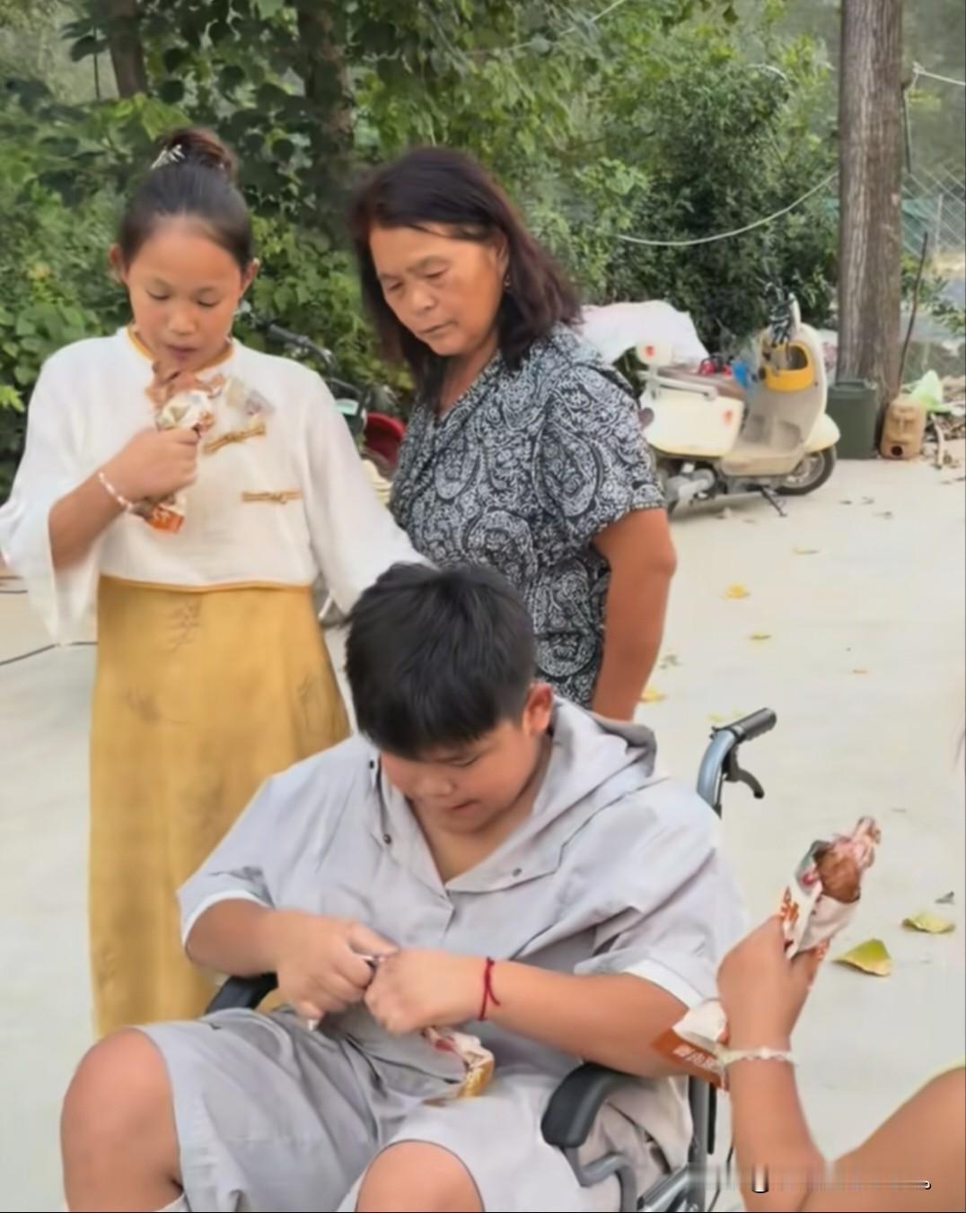 小故事！这不老壳子来到李家这边溜溜达达沾点什么光？这时李家拿出大鸭