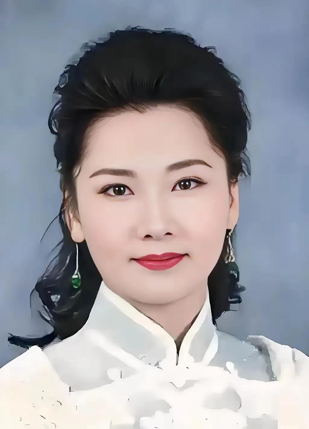 她是最优秀的一级演员，具有东方美女的美貌，和优雅气质，肤白貌美，是中国纯天然经典