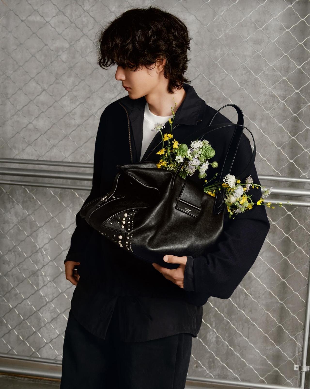 JimmyChoo全球代言人王一博出镜全新春季宣传大片，鲜花&酷盖，演绎新款B