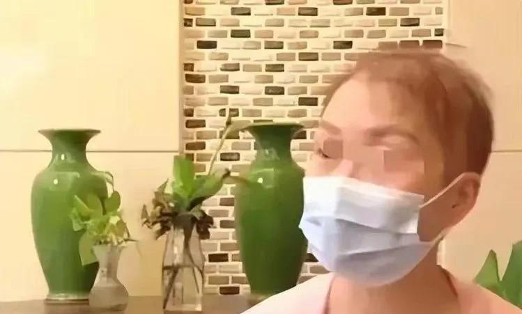 2020年，湖南长沙的聂婧躺在病床上，手背还扎着冰冷的输液管，手里却紧紧攥着一张