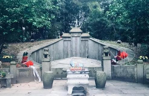 1977年，左宗棠陵墓被炸开，遗骨散落满地，王震听说之后勃然大怒，立刻联系了湖南