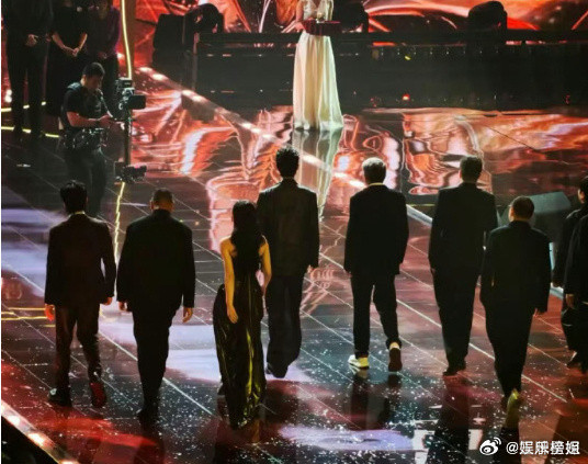 藏海传SMG神图电视剧品质盛典，《藏海传》全员上台领奖背影图封神了，这氛围感太有