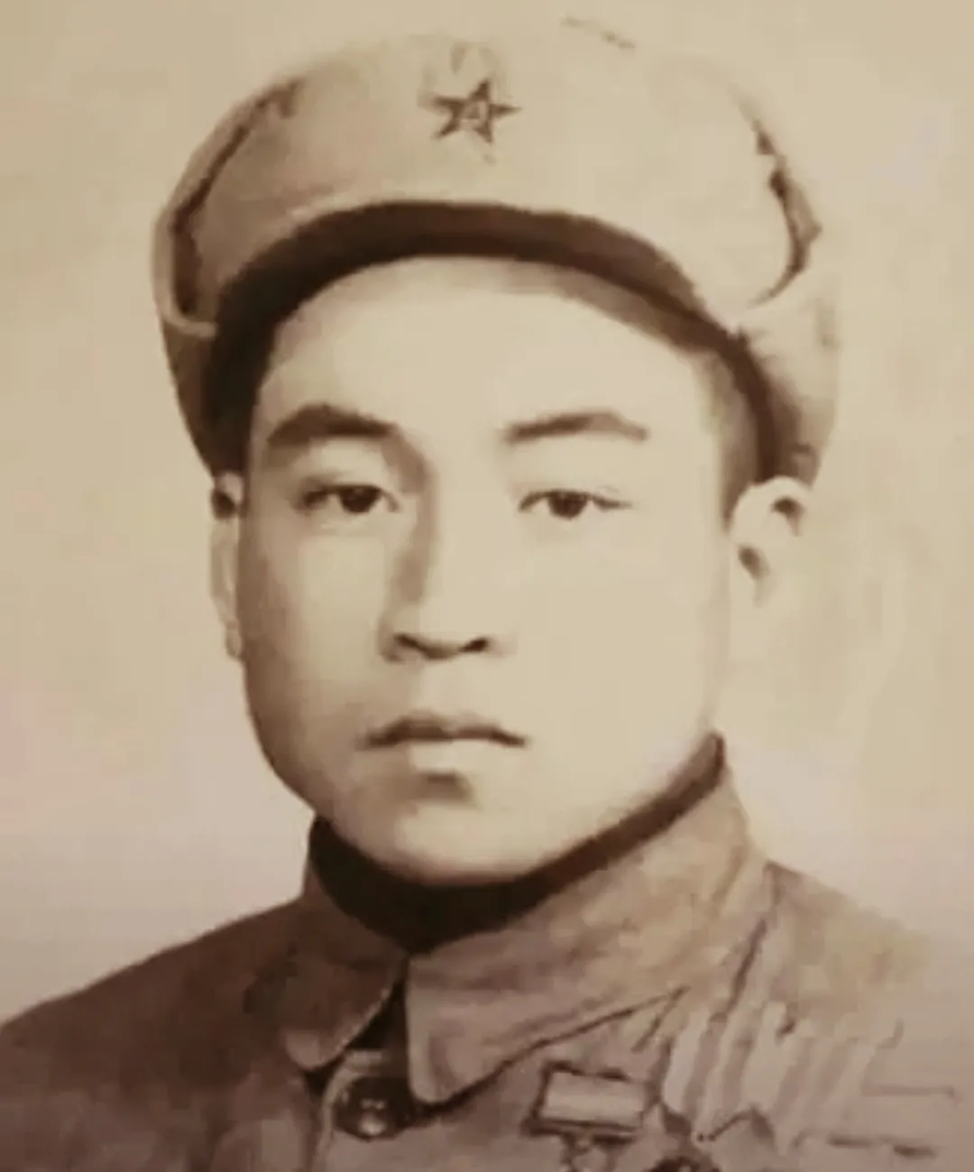 1951年，美军俘虏了一个17岁的志愿军战士，美军用电话线把他捆住，连夜拉去领赏