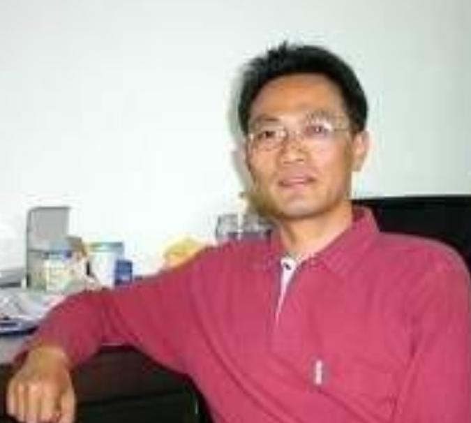 “如果有一天我执掌中国，我一分钱就把她卖给美国！”2013年，北大教授焦国标发表