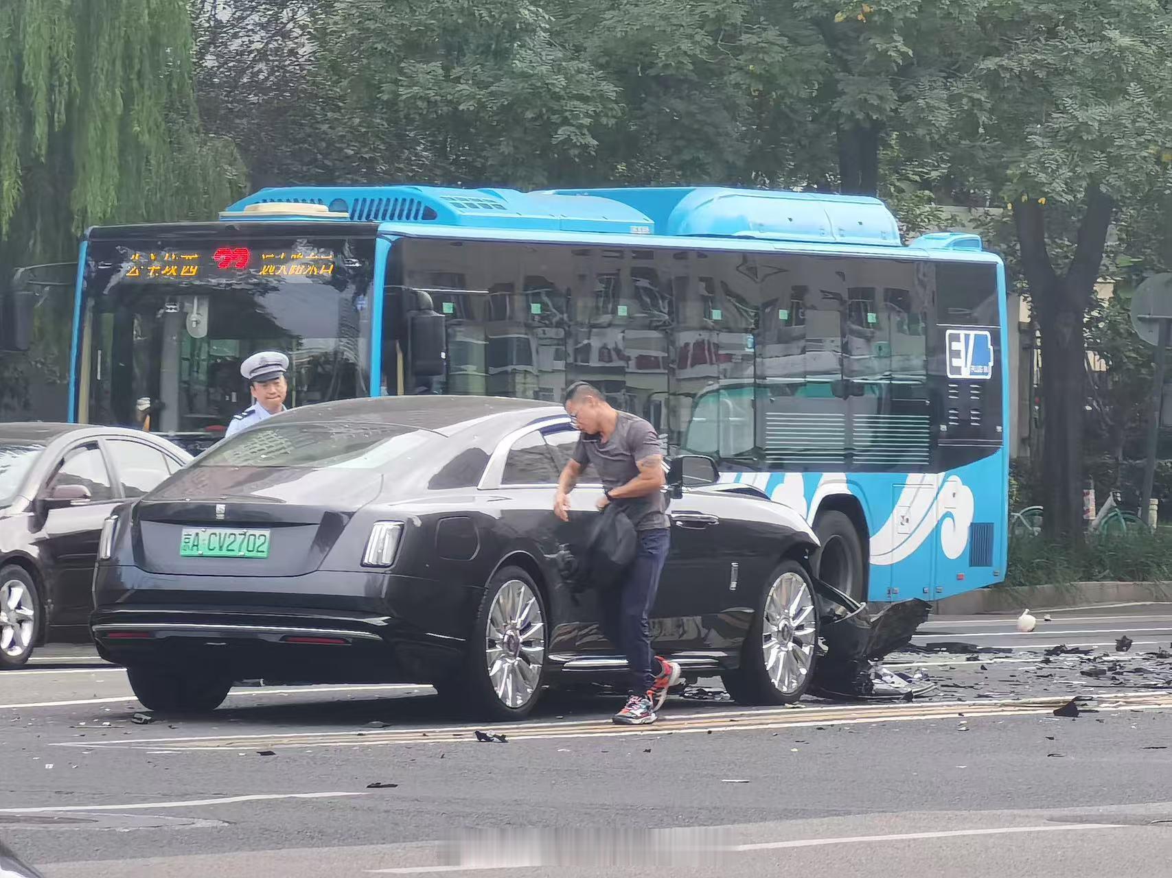 据说肇事车辆是某汽车头部，逆行全责没保险……全球人民都知道我们放假了​​​