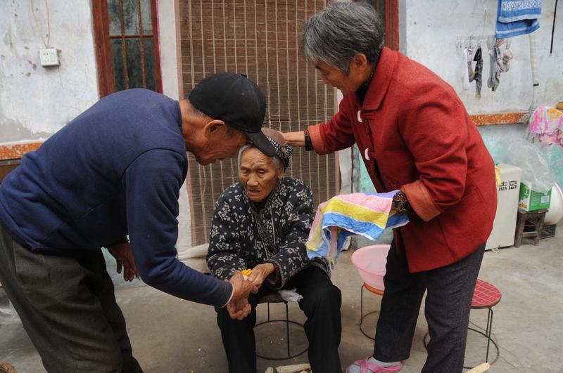 婆媳关系别纠结！牢记这3点，晚年生活才真正舒心自在婆媳关系，历来是家庭生活中