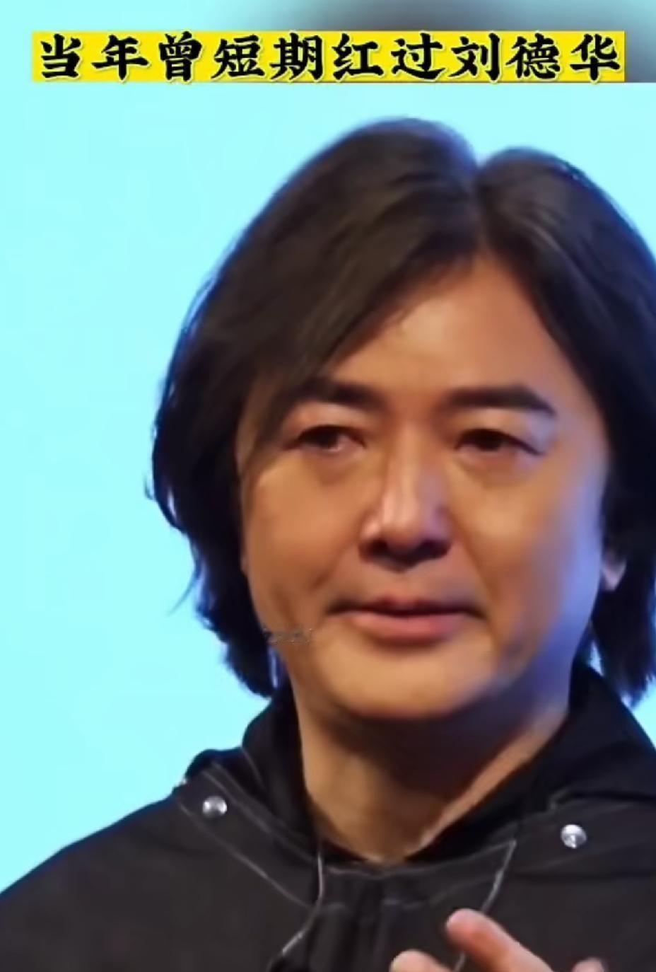 郑伊健一直以来都是留着这款发型，看到他的近照，我第一反应不是他老了，而是突然意识