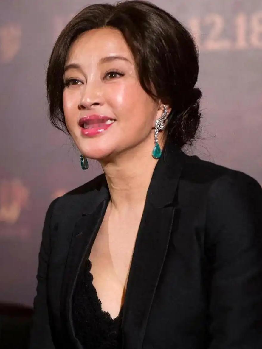 奶奶辈刘晓庆吻戏上热搜，网友调侃：男主表情有点“视死如归”感觉近日，75岁的