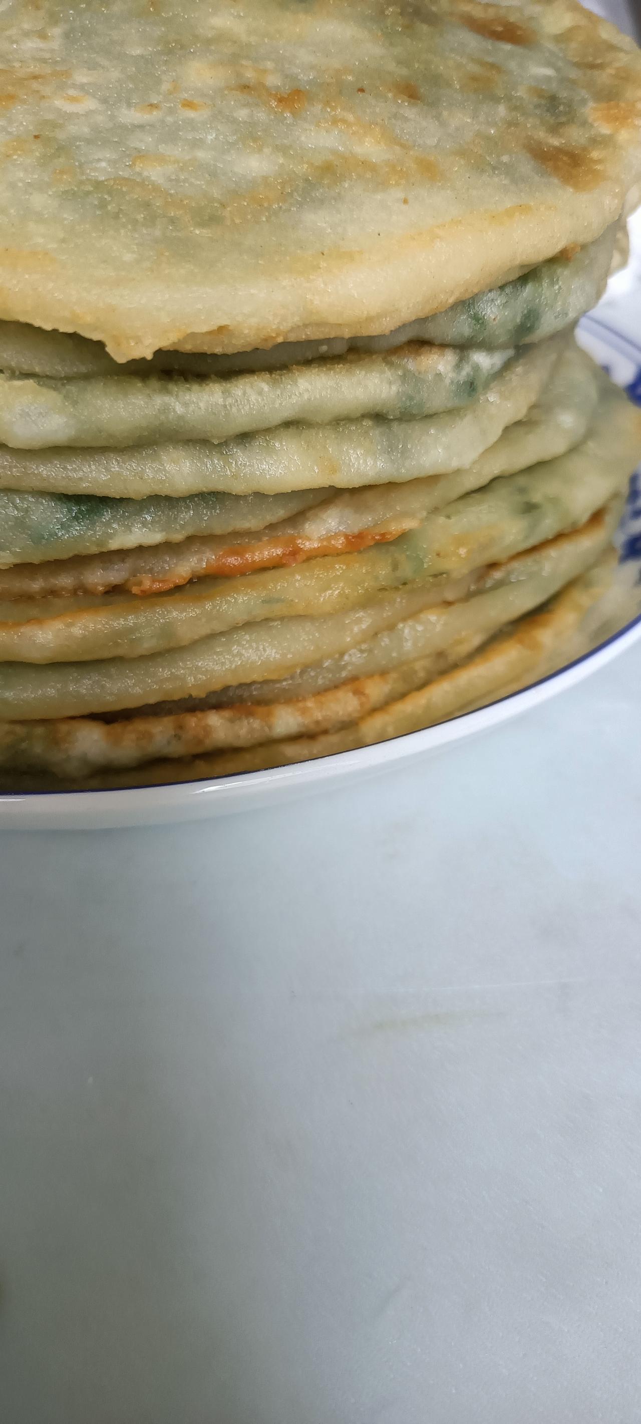烙馅饼了，也算是正宗的蒙族馅饼吧！亲家母昨天就回来了，她昨天打电话说不用我过去