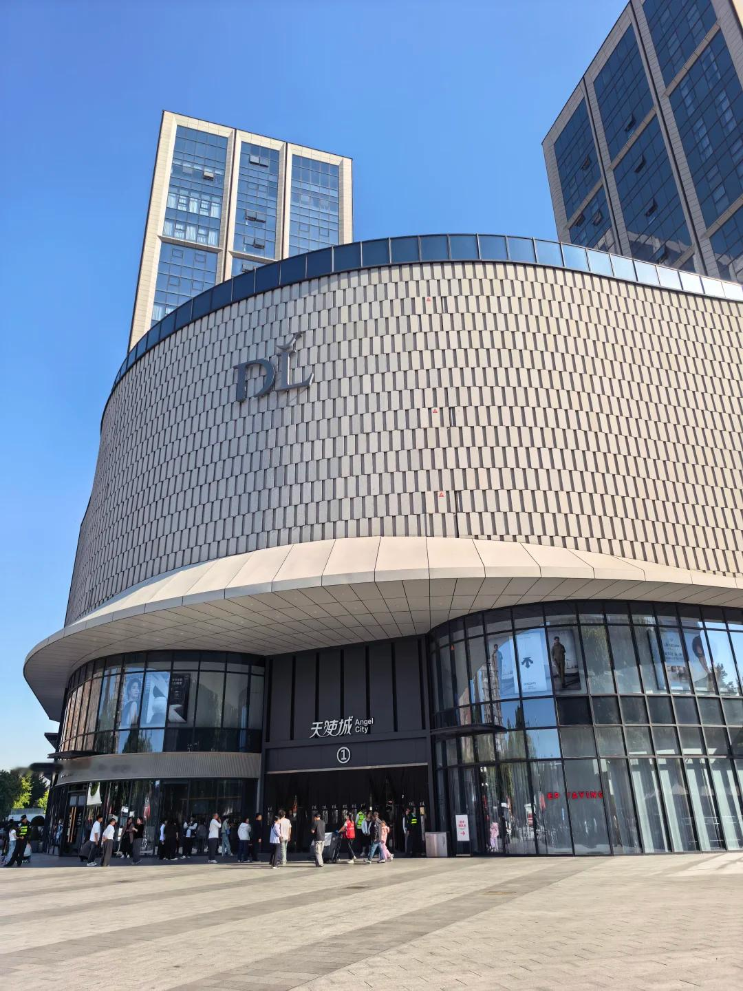 【胖东来8天接待游客超220万人次，比河南前五名5A景区加起来还多】2026年国庆假期，河南许昌的胖