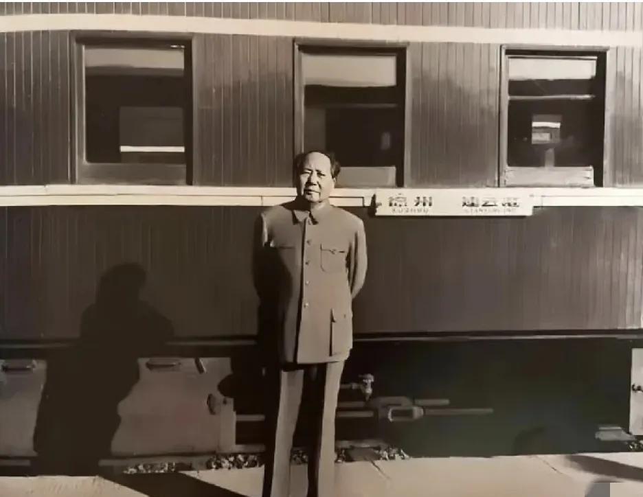 上世纪60年代，伟人在徐州列车前的驻足瞬间，被历史定格。中山装、背手远望，从容坚