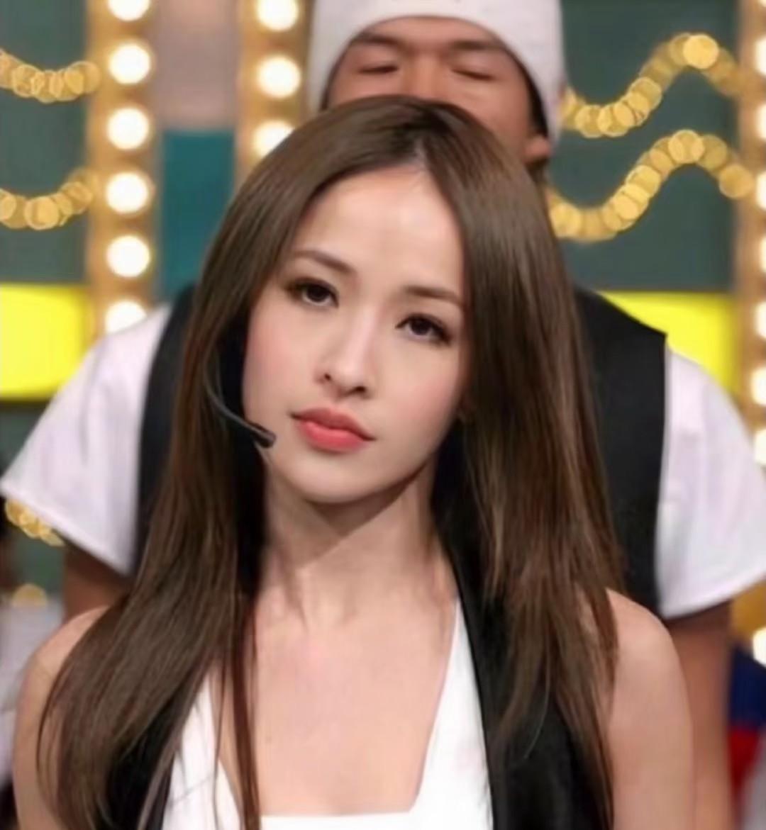 萧亚轩刚刚出道那几年简直了，洋气又特别，又飒又美。她后来医美多了，反而有点网