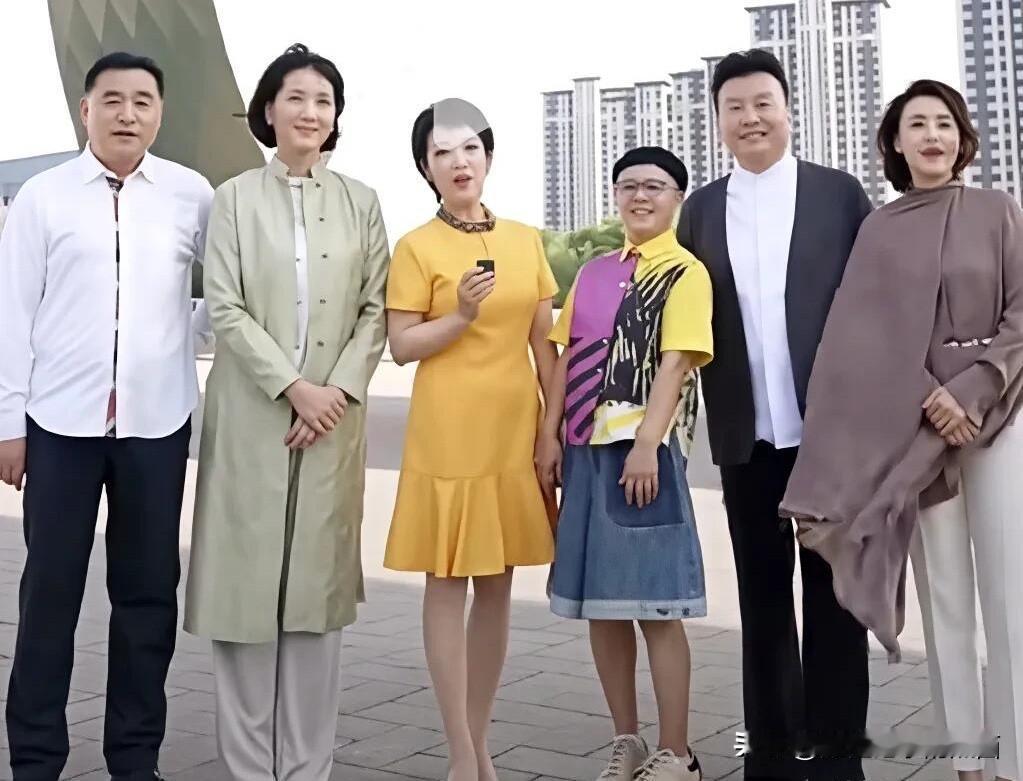 李修平174的身高站在一群央视主持人里,竟然跟张泽群差不多高,把黄薇和右边的张蕾