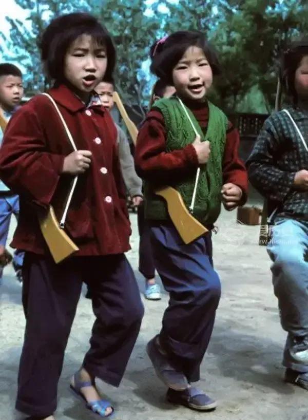 “不说”的人，你要是能发一张上世纪六七十年代你上小学时没裤子穿的照片出来，我就信