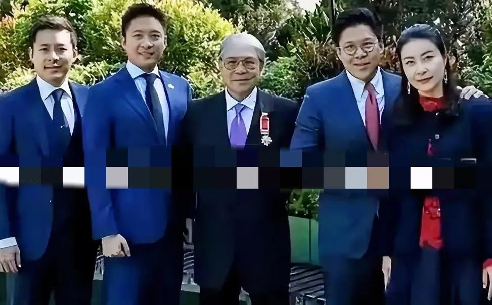 郭晶晶在霍家的地位真的很高。本来，霍老爷子已经跟三个儿子合影了，而后，把儿媳妇带