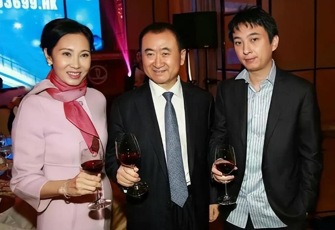 王思聪他爹万达的王健林先生当了好几次中国首富，又爱唱歌又爱跳舞，可没听说有过啥绯