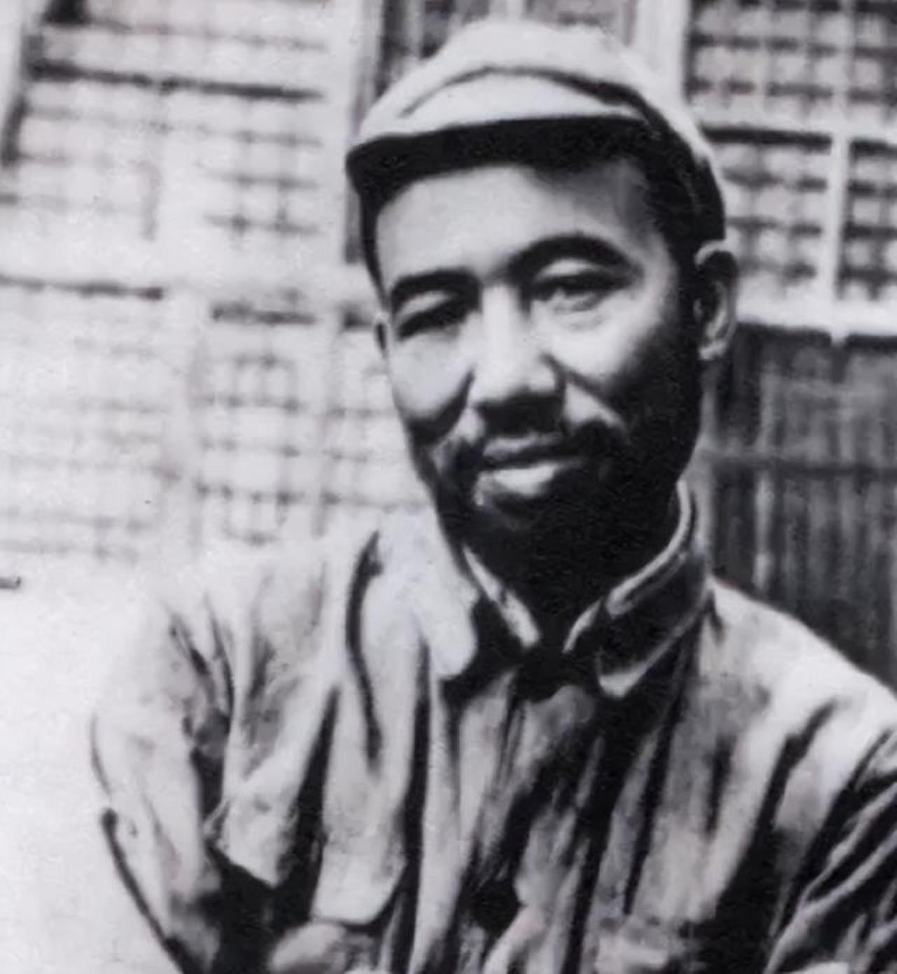 1930年，萧劲光和李卓然绕道香港要去中央苏区。萧劲光在街头小书摊买了一本《政治