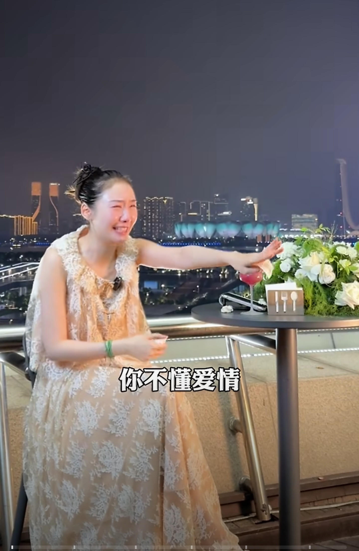 陈露霍尊陈露公开讲述和霍尊相处的细节打扮的流光水滑，陈露打算带货了！依稀记得你