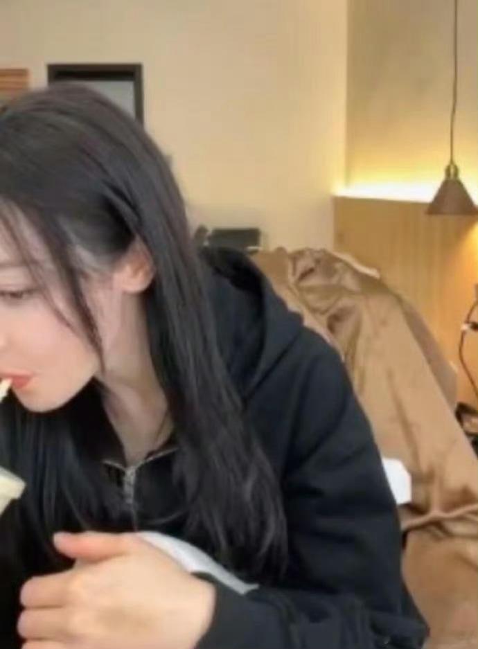 迪丽热巴手上还有输液的淤青迪丽热巴手背上的输液淤青太明显了！明明还在恢复期却依旧