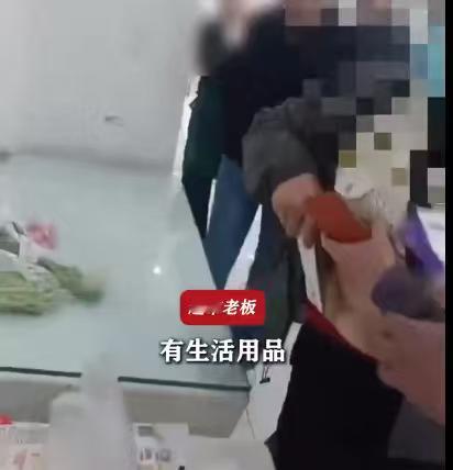 “真是丢死人啦！”近日，四川德阳某超市，一大妈正要离开，结果被警方拦了。紧接