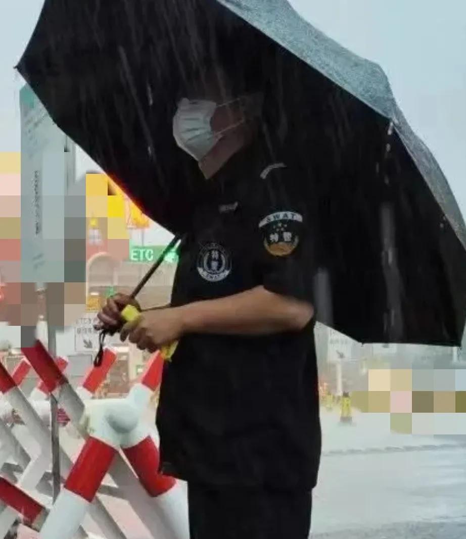 我是一名保安，昨天晚上我们这里刮风下雨，保安岗亭上面落的全是树叶。今天经理来了看