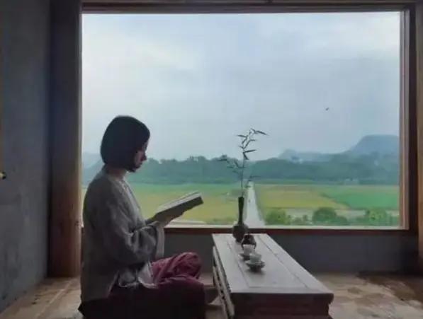 混的不好的人，在工作上通常有以下八个特点：1.爱抱怨，不行动。天天嫌工资