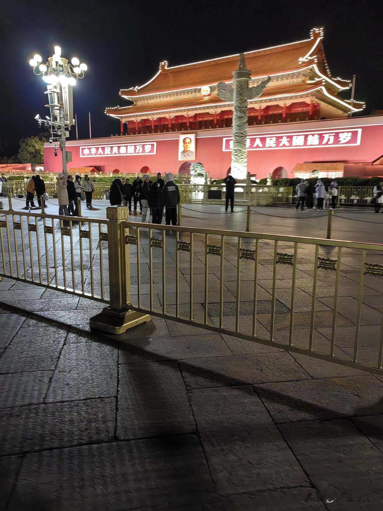 夜游天安门。还是那么庄严肃穆。