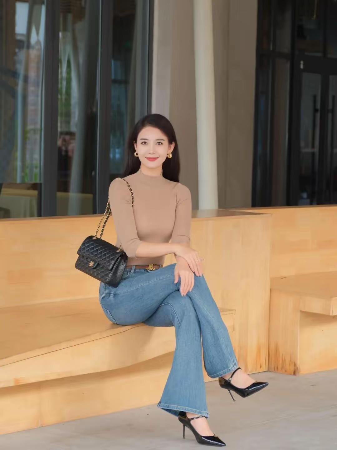 焦糖色针织衫搭配微喇牛仔裤，是属于秋日的随性优雅呀～简约的穿搭配上精致的配饰，在