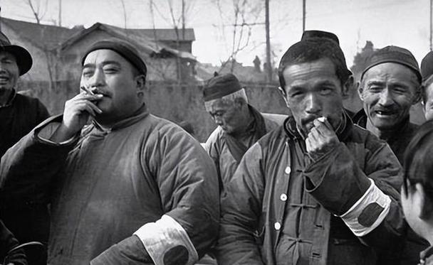 1944年11月，匪首宋殿元带着手下来到一个小村庄，见到有个妇人颇具姿色，命手下