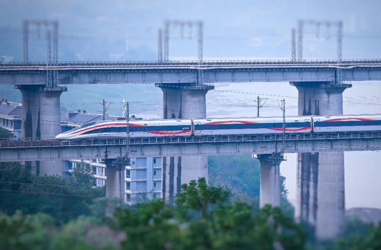 9月15日有个数据挺吓人：成渝城际铁路累计发送旅客突破3亿人次。很多人天天在成都