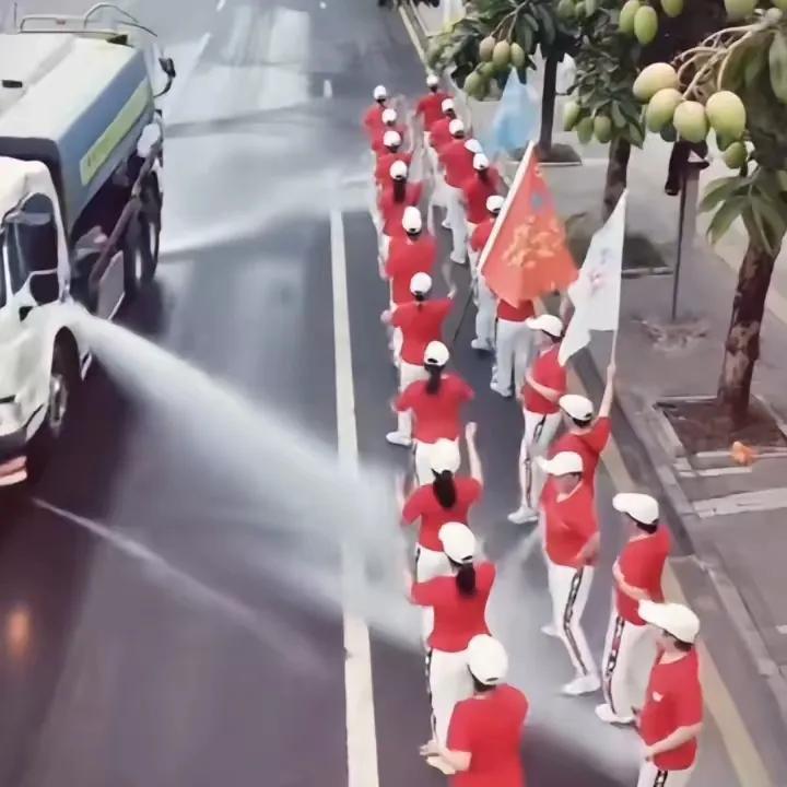 取缔暴走团占道的办法终于找到了！一群大爷大妈整齐划一正在街道上暴走，这时一辆环卫