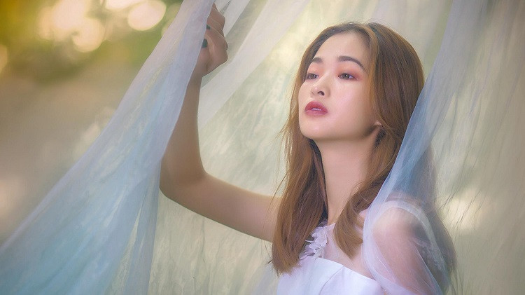 女人拒绝发展关系，最明显的表现，就是刻意和你保持距离，从不会给你任何靠近的机会。