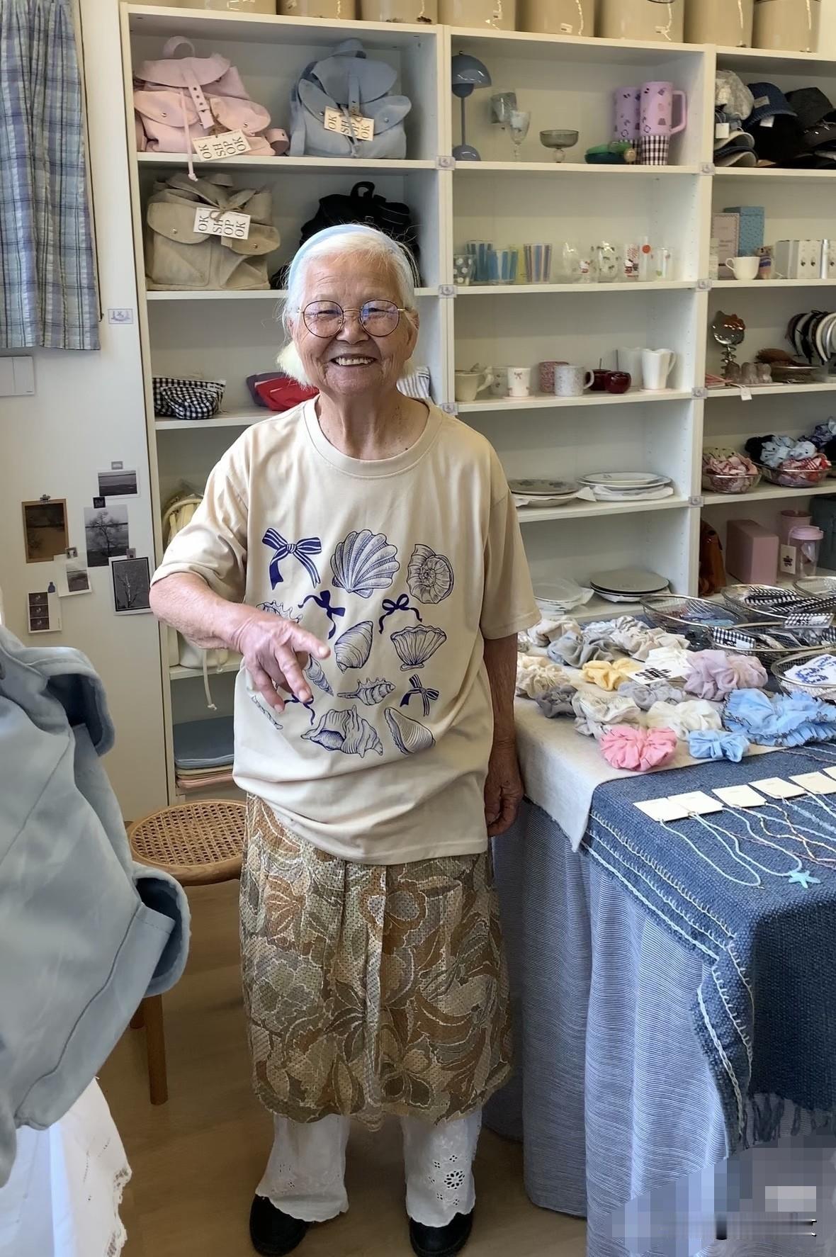 奶奶81岁了奶奶5500元的退休金一半都用来买新衣服了。奶奶从小从来没有新衣