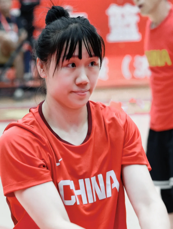 贾赛琪终于正式代表中国女篮了！贾赛琪，是1998年生人，在这一批中国女篮球员