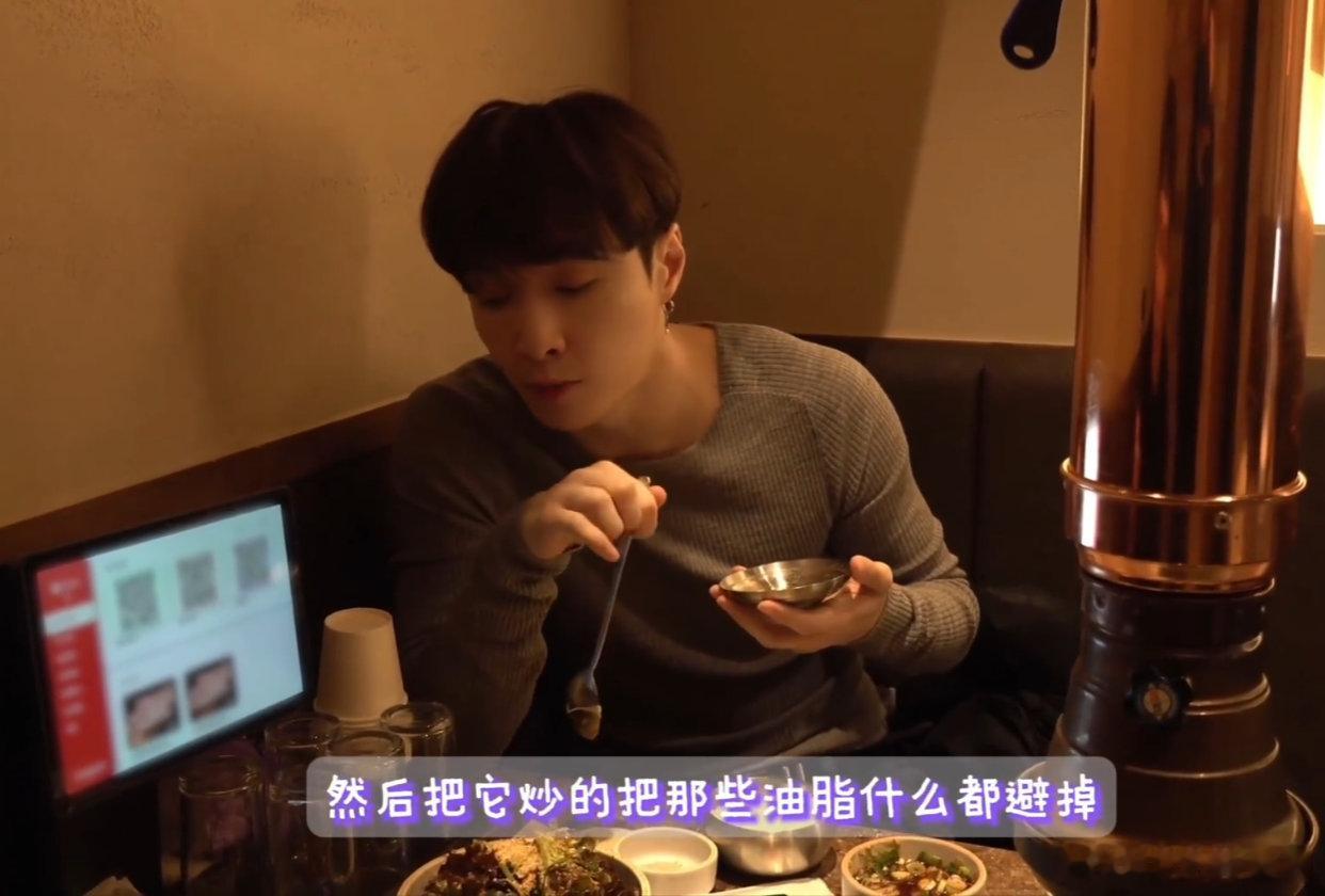 张艺兴也是老吃家啊谁懂啊！张艺兴这吃饭配置，妥妥老吃家水准！米饭+炸洋葱+