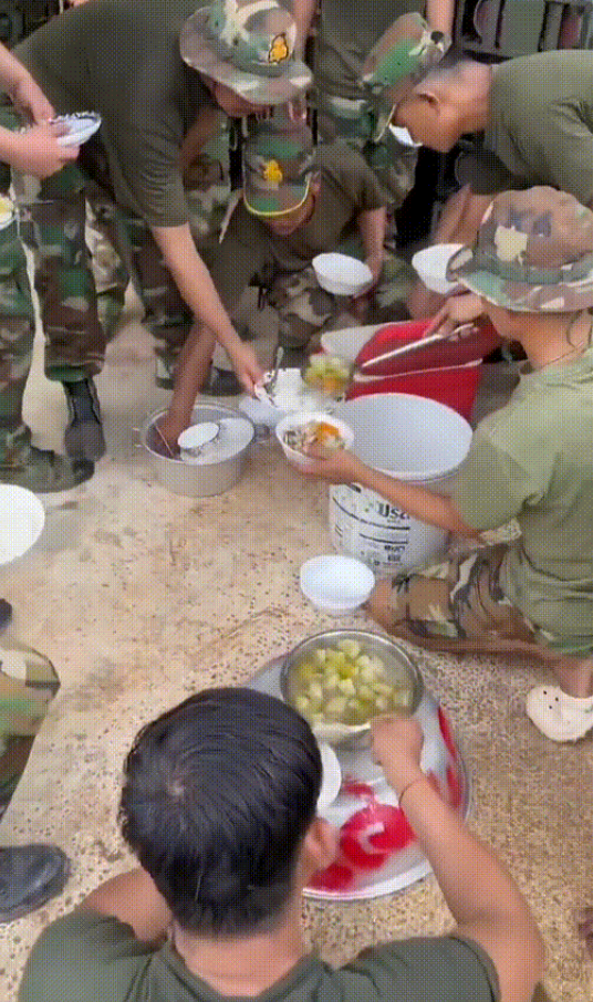 柬埔寨士兵开饭了，主食是米饭，配菜是木薯、西葫芦和茄子大杂烩乱炖，看上去相当清淡