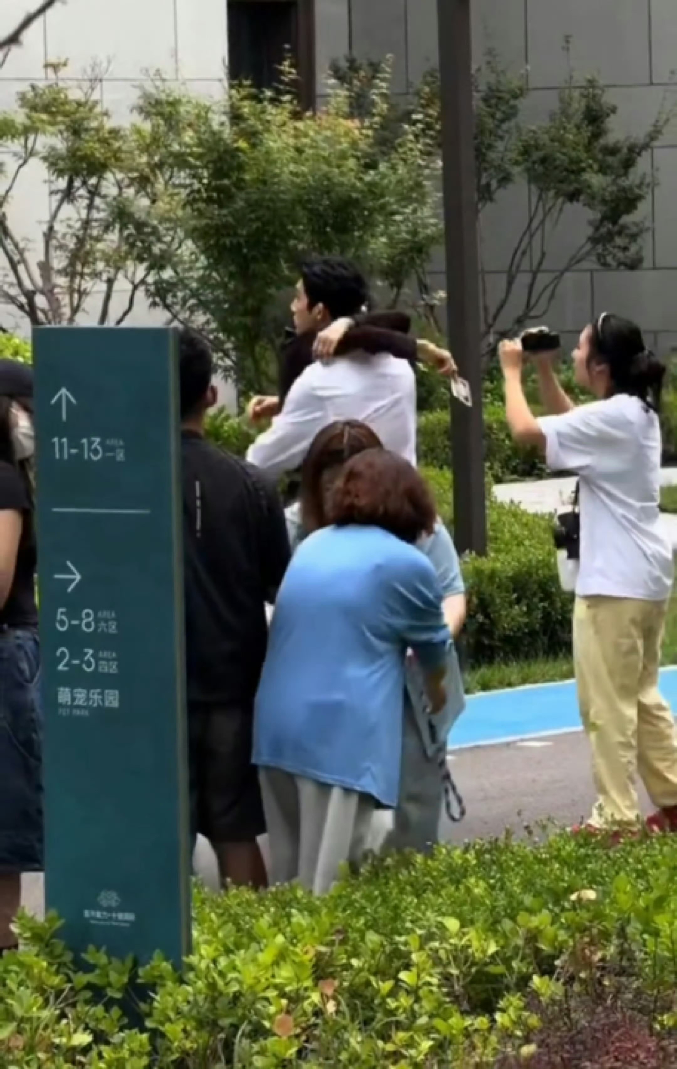 有网友偶遇井柏然孙千拍剧宣还有剧里的狗狗！早春晴朗要来了吗