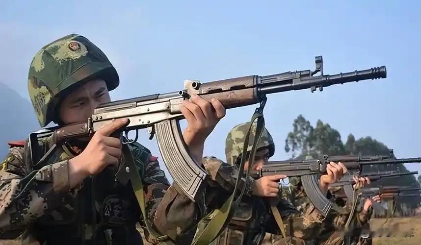 老兵打靶前为啥用打火机烧81式机瞄？不是玄学，是真管用！当过兵、打过81杠