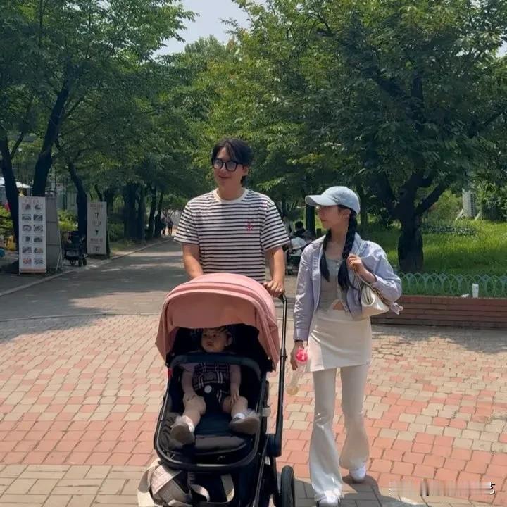 近日，演员李智勋的妻子三浦绫乃在Instagram上配文“露熙的第一个动物园”，